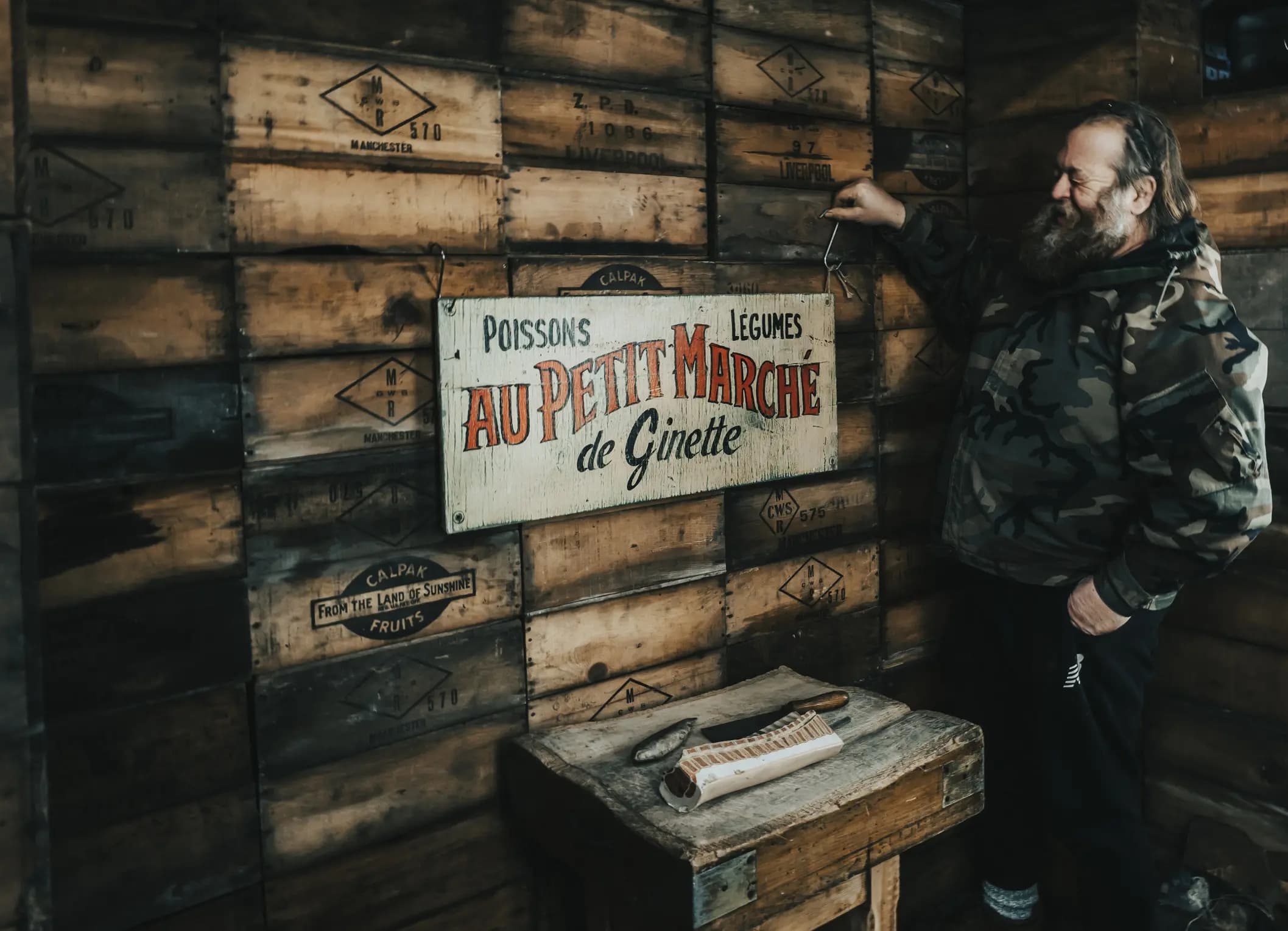 Au petit marché sign with man